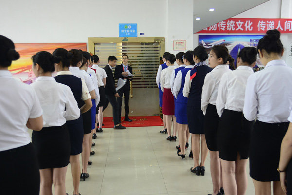 桂林航空有限公司(成都站)专场招聘会在我校成功举行