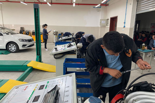 四川省成都市中和职业中学汽车运用与维修专业