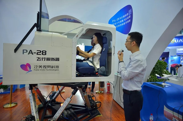 成都航空高铁职业学校：泛美集团R22、R44真机亮相第六届中国科技城国际科技博览会