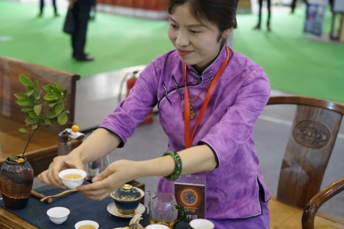 我院茶艺老师杨成受邀“第七届四川国际茶业博览会”