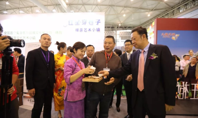 我院茶艺老师杨成受邀“第七届四川国际茶业博览会”