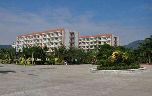 自贡市第四中学校学费是多少？