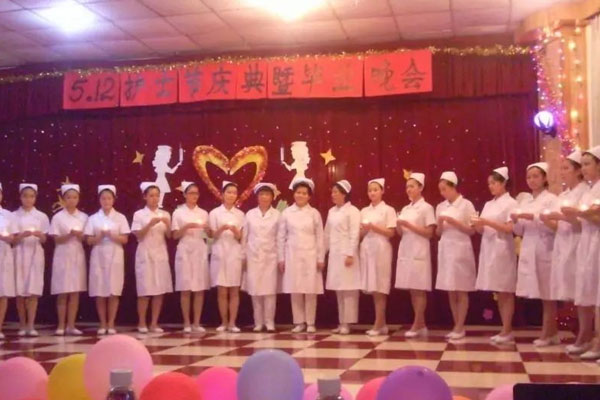 5月12日四川蜀都卫生学校组织护士节庆典活动暨毕业晚会