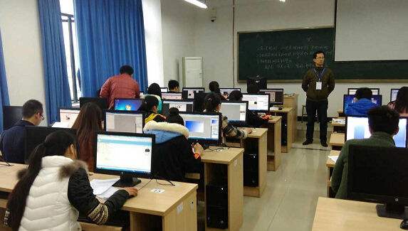 重庆现代职业技师学院电子商务专业适合女生学吗？