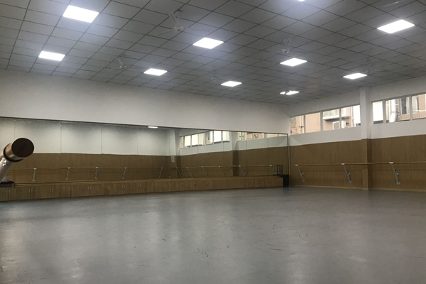 四川现代艺术学校舞蹈教室