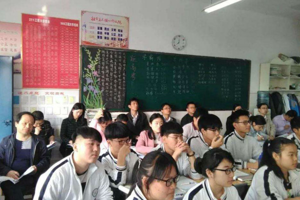 四川省蓬溪实验中学学费是多少？