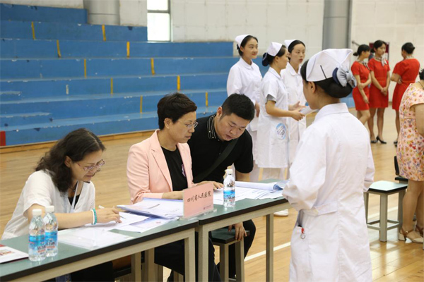 四川护理职业学院举行2016级民族地区“9+3”毕业生就业安置“双选会”