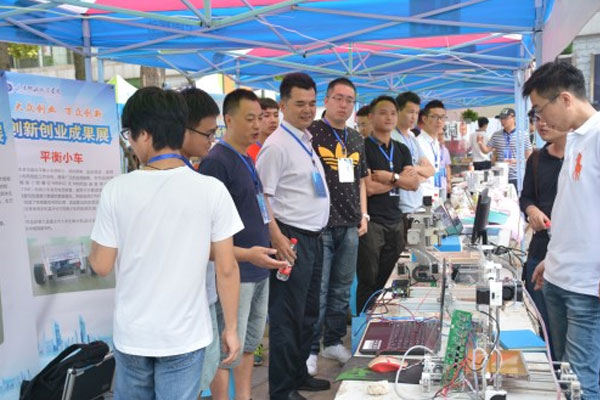 重庆能源职业学院组织参加重庆市大学生创业成果展
