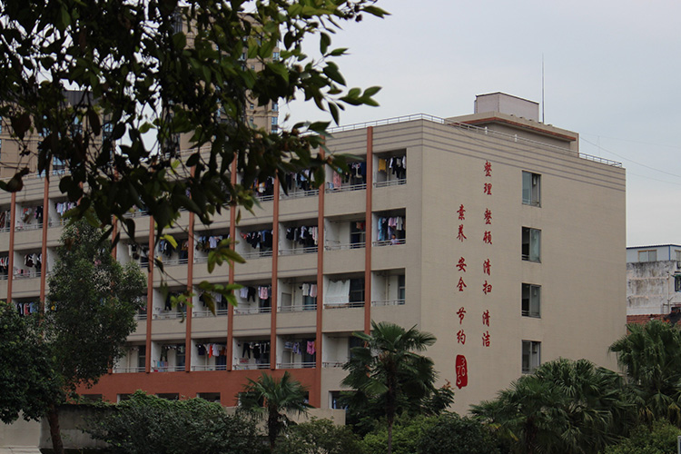 四川省成都市财贸职业高级中学校管理如何，环境怎么样？
