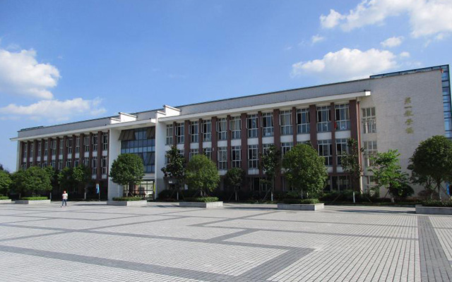 四川省旅游学校是公办还是民办学校？
