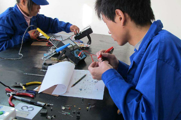 重庆科能高级技工学校电子电器应用与维修专业适合女生学习吗