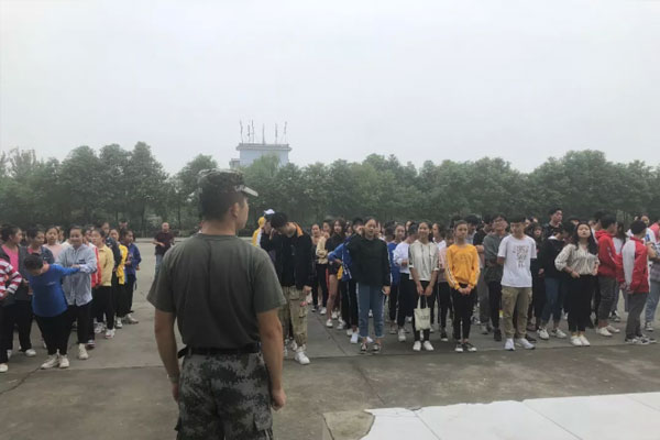 四川现代艺术学校组织师生进行反恐防暴安全演练