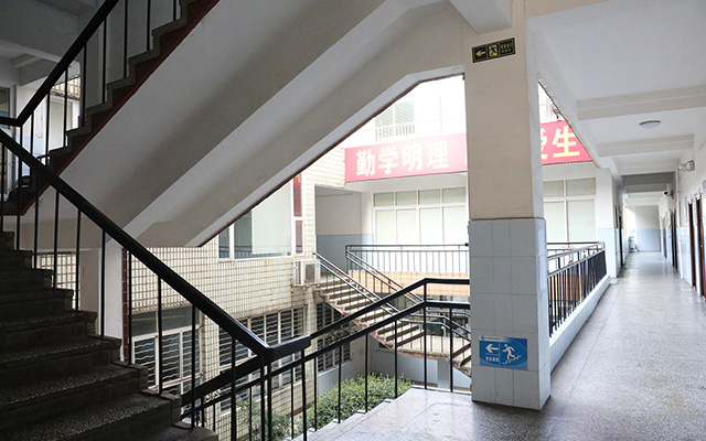2023年四川省质量技术监督学校学费多少钱？